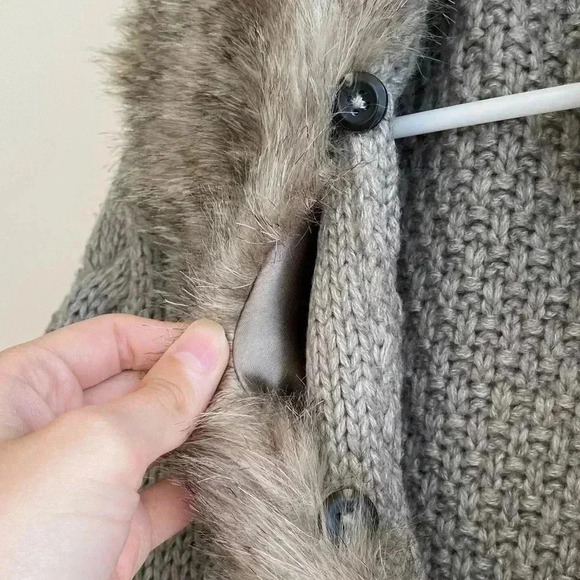 NORDSTROM Oversized Chunky Knit Faux Fur Collar Sweater, Sweater Cape, OS - Picture 8 of 12